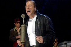 Kuva: Arvi Lind laulaa Tutti fruttia. Kuva: YLE kuvanauha