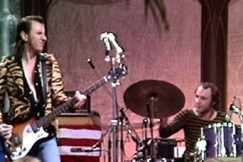 Kuva: Cisse H�kkinen ja Remu Aaltonen lavalla. (1975) YLE kuvanauha.