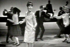 Kuva: Laila Kinnunen tanssijoiden keskell�. (1965) YLE kuvanauha.