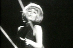 Kuva: Laila Kinnunen blondina Bond-tytt�n�. (1965) YLE kuvanauha.