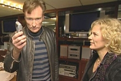 Bild: Conan O�Brien f�revisar sin rakapparat f�r Bettina S, YLE 2005
