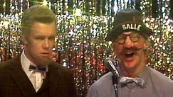 Kuva: Kari Heiskanen ja Pirkka-Petelius Velipuolikuu-sarjan Balle Ramstedt -kohtauksessa. (1984) YLE kuvanauha.