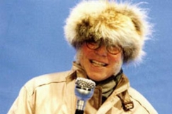 Kuva: Iltalypsyn reportteri Aimo Surakka (Jorma Pilke) kommentoi iskev�sti maailman menoa. (1994) YLE kuvapalvelu.