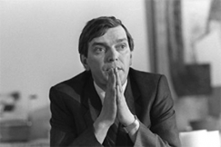 Kuva: Puheenjohtaja Paavo V�yrynen esittelee Keskustapuolueen lis�tty� periaateohjelmaa 1981. Kalle Kultala