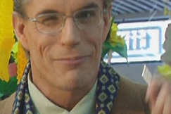 Kuva: Iltalypsyn reportteri Tero Saxman (Taisto Oksanen). (1997) YLE kuvanauha. 