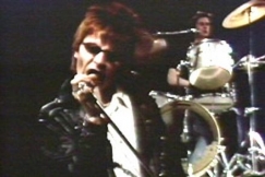 Kuva: Tumppi Varonen laulaa. (1982) YLE kuvanauha.