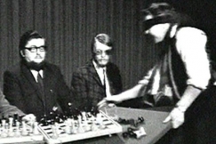 Kuva: Pentti Siimes kaataa shakkilautoja. YLE kuvanauha. 