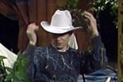 Kuva: Maalivahti Jukka Tammi l�nnenhattu p��ss��n. (1988) YLE kuvanauha.