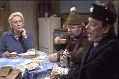 Kuva: Emmi, Sulo ja Reinikainen kahvilla. YLE kuvanauha.