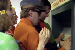 Kuva: Kaasiset ja Kaakot pankkiautomaatilla. YLE kuvanauha. 