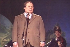 Kuva: Reijo Frank laulaa. (1981) YLE kuvanauha.