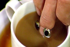 Kuva: Hapsiainen kahvikupissa. YLE kuvanauha