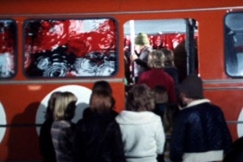 Kuva: V�ke� menossa nuorisobussiin. (1975) YLE kuvanauha.