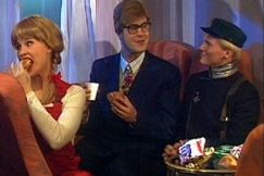 Kuva: Ansa (Mari Vainio), poliitikko (Juha Veijonen) ja Oiva (Ari-Ky�sti Seppo) junavaunussa 1995. YLE kuvanauha