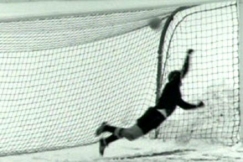 Kuva: Tilanne jalkapallo-ottelusta HIFK-Haka. (1959) YLE kuvanauha.