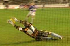 Kuva: HJK:n maalivahti Tommi Koistinen torjuu rangaistuslaukauksen. (1996) YLE kuvanauha.