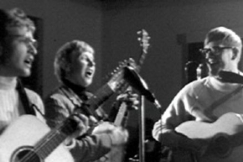 Kuva: Hootenanny Trio esiintyy folk-klubilla. (1966) YLE kuvanauha.