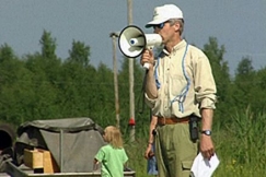 Kuva: Mies puhuu megafoniin. YLE kuvanauha.