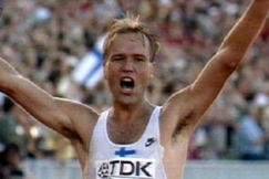 Kuva: Maailmanmestari Valentin Kononen tuulettaa. (1995) YLE kuvanauha.