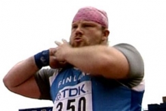 Kuva: Kuulanty�nt�j� Arsi Harju valmistautuu suoritukseensa. (2001) YLE kuvanauha.