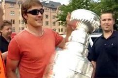 Kuva: Teemu Sel�nne ja Stanley Cup -pokaali 2007. YLE kuvanauha