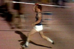 Kuva: Hannu Siitonen heitt�� keih�st�. (1974) YLE kuvanauha.