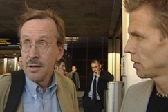 Kuva: Alpo Rusi ja toimittaja Pekka Lehtinen lentoasemalla 10.9.2002. YLE kuvanauha.