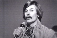 Kuva: Heikki Kinnunen esiintyy Sirkus Pasila -ohjelmassa. (1970) YLE kuvanauha.