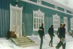 Kuva: Opiskelijoita Tarvaalan maatalousoppilaitoksessa. (1984) YLE kuvanauha.