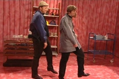 Kuva: Lonkkavikaiset rautakaupassa sarjassa L�piveto. (2006) YLE kuvanauha.