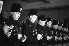 Kuva: J�rjestyspoliiseja k�skynjaossa. YLE kuvanauha.