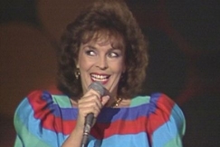 Kuva: Paula Koivuniemi laulaa. YLE kuvanauha.