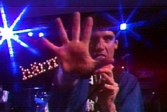 Kuva: Paul Oxley H�rm�rock-konsertissa. (1981) YLE kuvanauha.