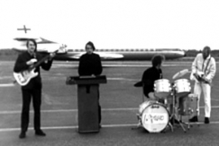Kuva: Mosaic soittaa lentokent�ll�. (1968) YLE kuvanauha.