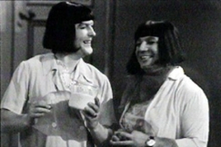 Kuva: Aarre Elo ja Matti Kuusla pesujauhe-esittelij�in�. (1967) YLE kuvanauha.