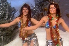 Kuva: Havaijilaistanssia Hepskukkuun jouluohjelmassa. (1979) YLE kuvanauha.