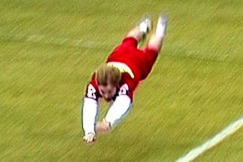 Kuva: It� tekee juoksun It�-L�nsi-ottelussa. (1984) YLE kuvanauha.