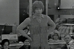 Kuva: Miesmalli intiaanijakku p��ll�. YLE kuvanauha.