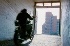 Kuva: Marko Hirsma kiihdytt�� Lepakon alaluiskalla. (1987) Riders ja Backsliders -kuvanauha.