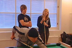 Kuva: Nuoria pelaamassa biljardia. YLE kuvanauha.