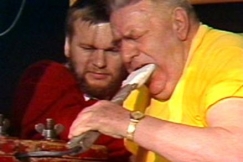 Kuva: Viljami Hautaviita v��nt�� hevosenkenk��. (1987) YLE kuvanauha.