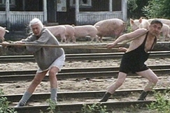 Kuva: Painija, Esko Hukkanen ja vanha nainen, Soli Labbart. YLE kuvanauha. 