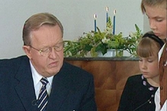 Kuva: Martti Ahtisaari ja vierailevat lapset Linnassa. YLE kuvanauha.