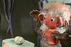 Kuva: Heikkopeikko taikoo munan. YLE kuvanauha.