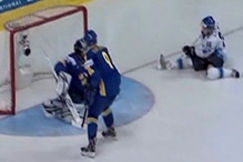 Kuva: Antti Pihlstr�m tekee Suomelle 3-0-maalin. (2008) YLE kuvanauha.