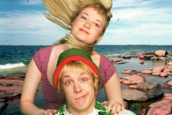 Kuva: Summerin juontajat Peltsi ja Outi (Mikko Peltola ja Outi Kaartamo) her�ttiv�t kes�loma-aamuihin (2000). Jyrki Valkama.