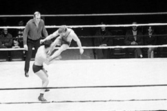 Kuva: Ky�sti Lehtonen vapaapainin n�yt�sottelussa. (1968) YLE.