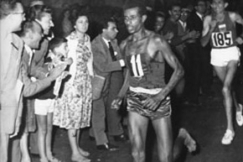 Kuva: Abebe Bikila olympiamaratonilla. (1960) Suomen Urheilumuseo.