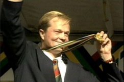 Kuva: Mikko Kolehmainen kultajuhlissa. (1992) YLE kuvanauha.