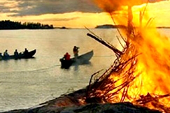 Kuva: Juhannuskokon polttaminen on alkuaan it�- ja pohjoissuomalainen tapa, joka 1900-luvulla yleistyi koko maahan. Vuonislahden juhannuskokko 2003. YLE kuvanauha